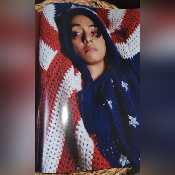 Limited Edition Elle Magazine with V of BTS - Picture 3 of 3